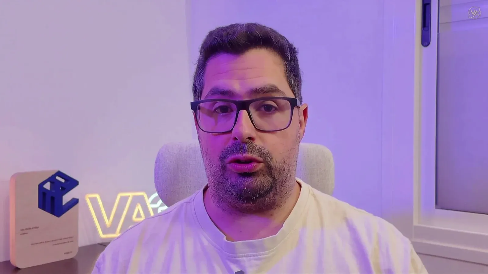 El presentador del curso: el doble digital de Valentín Ayesa hablando a cámara